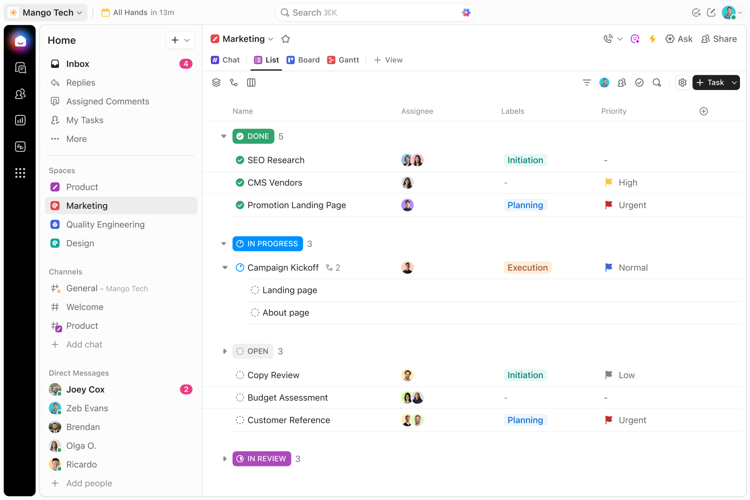 Tela real do ClickUp mostrando uma lista de tarefas de marketing com status, responsáveis, etiquetas e prioridade